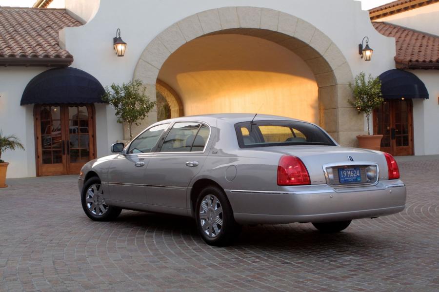  Lincoln Town Car 2003 года  (фото 10 из 68)
